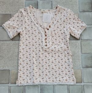 NWT Pol Floral Print V-neck Tee With Picket And Lace Details Size Small